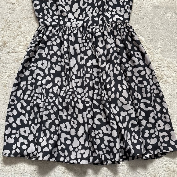 Talula Aritzia Grey & Black Animal Print Flutter Sleeve Dress Size 4 - Picture 7 of 15